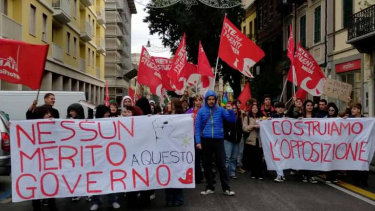 Forlì. Studenti in piazza contro le scelte del Governo Meloni Forlì. Studenti in piazza contro le scelte del Governo Meloni