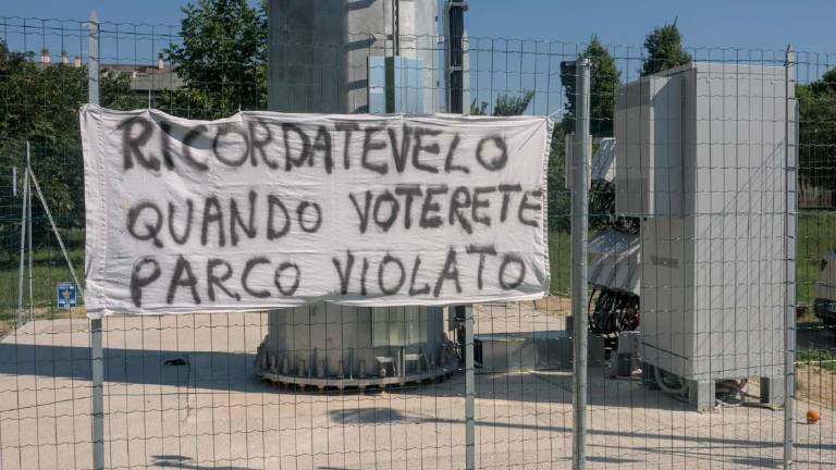 Ravenna, striscioni contro l'antenna del parco Montessori Ravenna, striscioni contro l'antenna del parco Montessori
