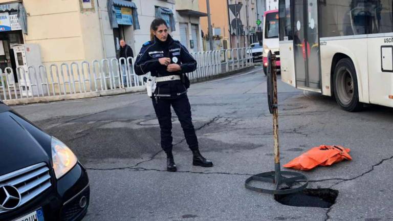 Cesena: cratere nella rotatoria, oggi i lavori in urgenza Cesena: cratere nella rotatoria, oggi i lavori in urgenza