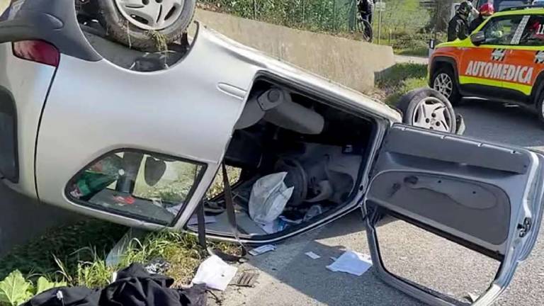 Ponte Verucchio, perde il controllo e si cappotta con l'auto Ponte Verucchio, perde il controllo e si cappotta con l'auto