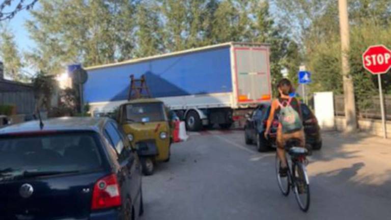 Rimini. Caos in via Metauro, arriva un dissuasore per il traffico Rimini. Caos in via Metauro, arriva un dissuasore per il traffico
