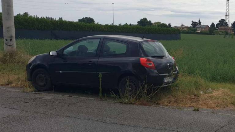 Cesena: sos per una vettura abbandonata in strada a Case Frini Cesena: sos per una vettura abbandonata in strada a Case Frini