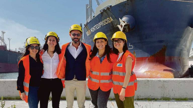 Ravenna: alla Sapir manovrare gru al porto è un lavoro anche da donne Ravenna: alla Sapir manovrare gru al porto è un lavoro anche da donne