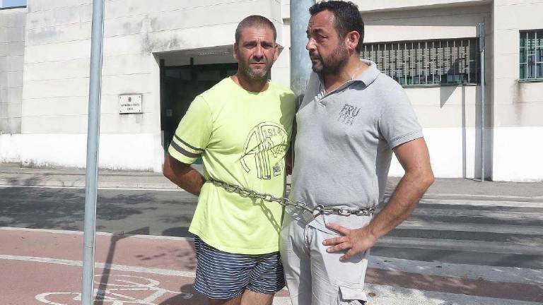 Rimini. Peschereccio bloccato dalla burocrazia: si incatenano Rimini. Peschereccio bloccato dalla burocrazia: si incatenano