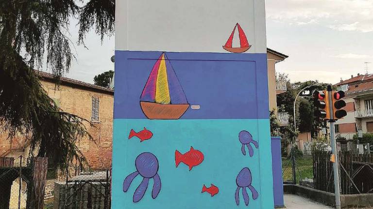Cesena, tocco naif di arte ecologista sulla torretta Enel Cesena, tocco naif di arte ecologista sulla torretta Enel