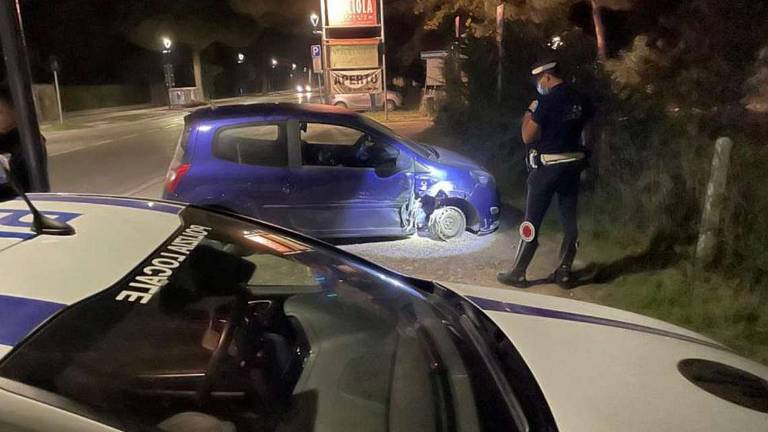 Ravenna, ubriaco causa incidente e scappa dopo aver perso una ruota Ravenna, ubriaco causa incidente e scappa dopo aver perso una ruota