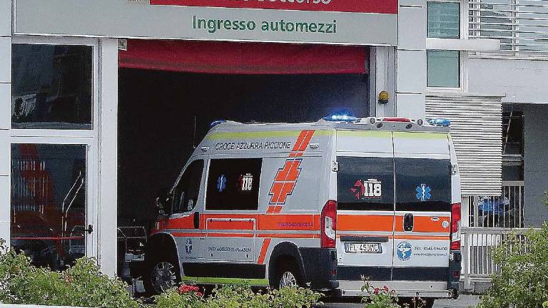 Rimini, Pronto soccorso: Attese di 8 ore e barelle nei corridoi Rimini, Pronto soccorso: Attese di 8 ore e barelle nei corridoi