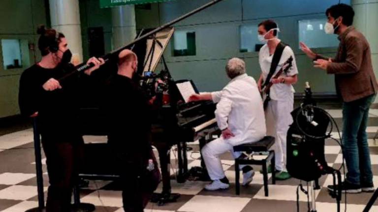 Forlì. Medici e studenti al piano, diretta Rai dall'ospedale Forlì. Medici e studenti al piano, diretta Rai dall'ospedale