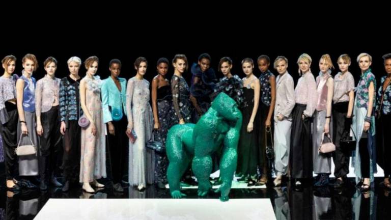 Il cesenate Malerba e il gorilla per Armani Il cesenate Malerba e il gorilla per Armani
