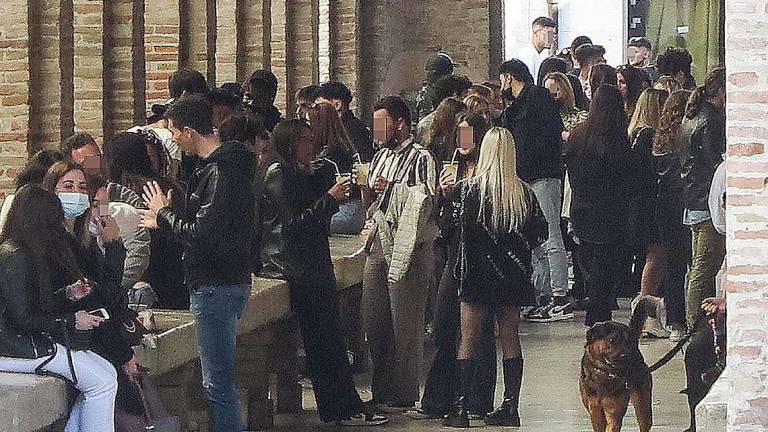 Rimini. Alle cantinette è già assembramento, manca un piano Rimini. Alle cantinette è già assembramento, manca un piano