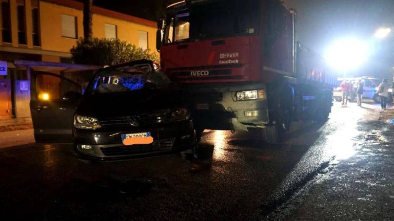 Faenza, incidente: camion che trasporta cemento trascina un'auto per 30 metri Faenza, incidente: camion che trasporta cemento trascina un'auto per 30 metri