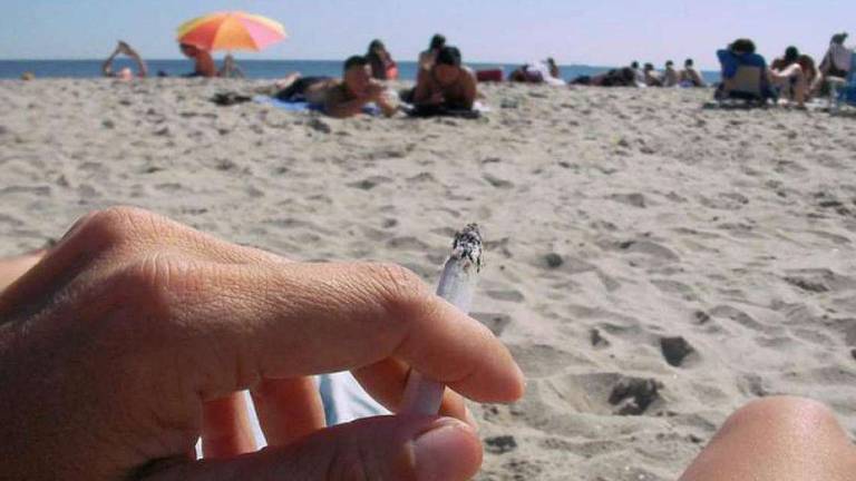 Il 64% dei mozziconi buttato in spiaggia come se nulla fosse Il 64% dei mozziconi buttato in spiaggia come se nulla fosse
