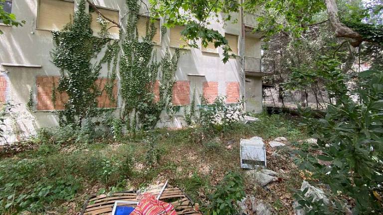 Nella ex colonia di Cesenatico trovati 5 senzatetto e 8 cani Nella ex colonia di Cesenatico trovati 5 senzatetto e 8 cani