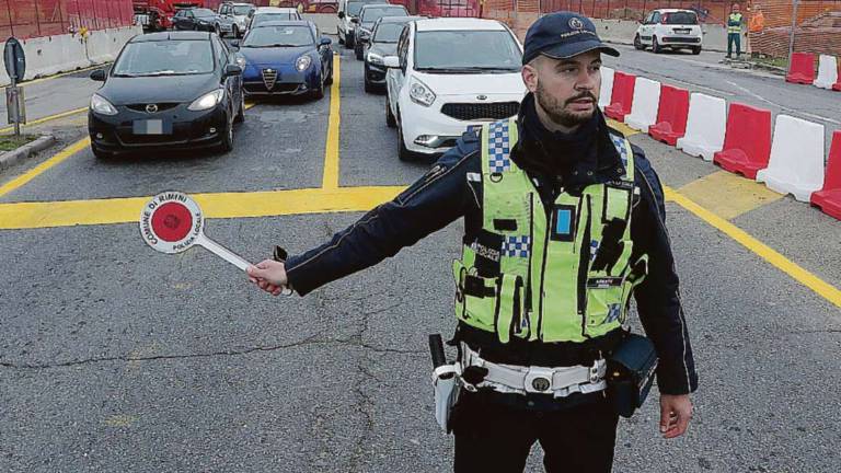 Rimini, chiusi al traffico 500 metri della statale Adriatica: rischio esondazione Marecchia Rimini, chiusi al traffico 500 metri della statale Adriatica: rischio esondazione Marecchia