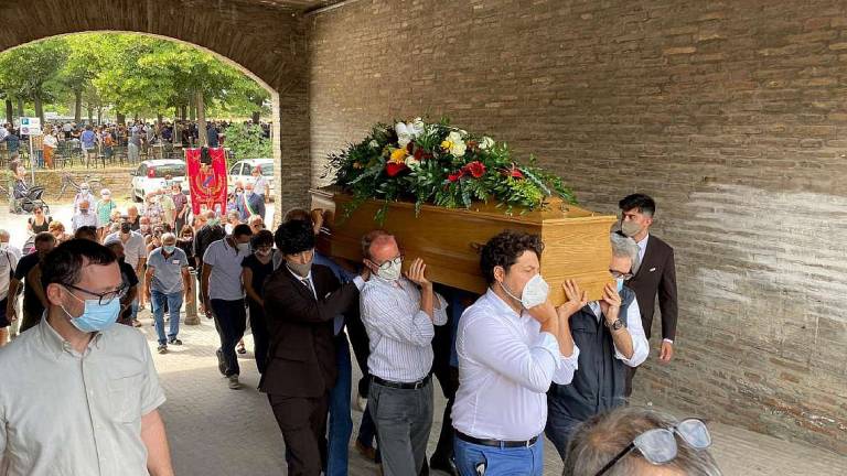 Gatteo, un migliaio di persone ai funerali di Pompili Gatteo, un migliaio di persone ai funerali di Pompili