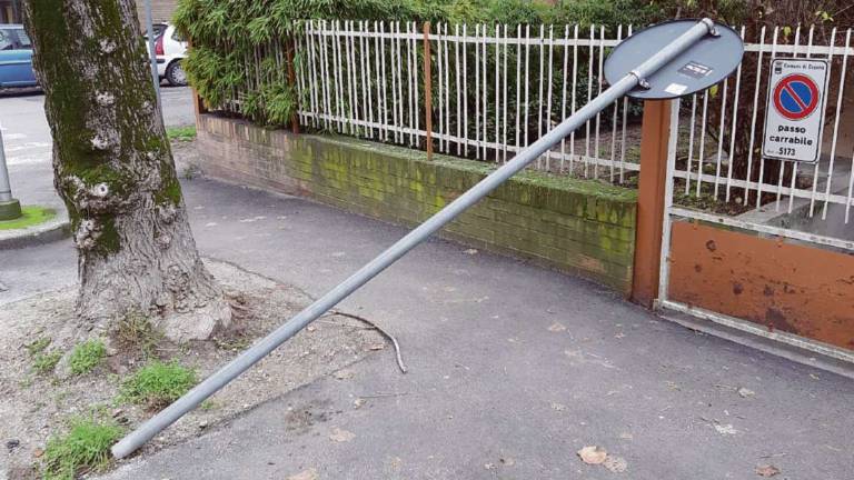 Cesena, cartello stradale misteriosamente sradicato e appoggiato su un cancello Cesena, cartello stradale misteriosamente sradicato e appoggiato su un cancello