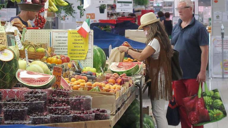 Rimini. Frutta, aumenti record. La gente compra meno Rimini. Frutta, aumenti record. La gente compra meno