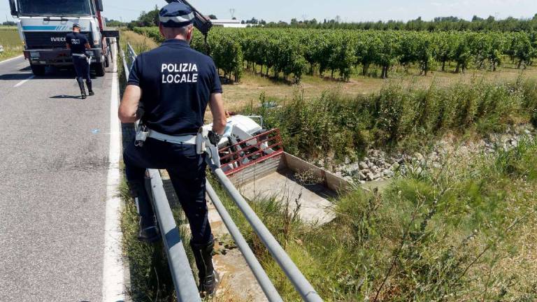 Ravenna, camion si ribalta nel canale, conducente ricoverato Ravenna, camion si ribalta nel canale, conducente ricoverato