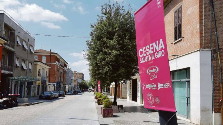 Cesena, arriva il Giro: il Comune riempie il carrello della spesa Cesena, arriva il Giro: il Comune riempie il carrello della spesa