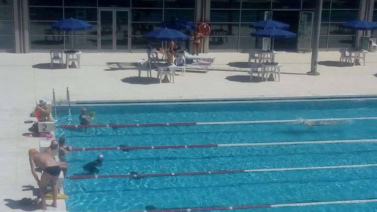 Faenza, fingono di giocare in piscina e lanciano la palla verso gli zaini per rubare i soldi Faenza, fingono di giocare in piscina e lanciano la palla verso gli zaini per rubare i soldi