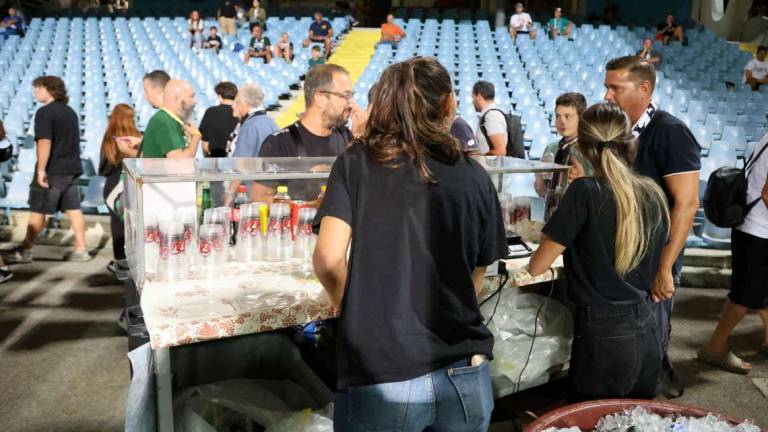 Cesena, che tristezza la bottiglietta d'acqua a 1,50 euro allo stadio: ormai i prezzi sono impazziti Cesena, che tristezza la bottiglietta d'acqua a 1,50 euro allo stadio: ormai i prezzi sono impazziti