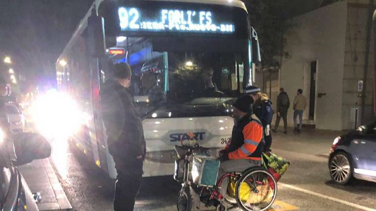Cesena: bus bloccato per protesta sulle fermate disabili da Beppe rotelle Cesena: bus bloccato per protesta sulle fermate disabili da Beppe rotelle