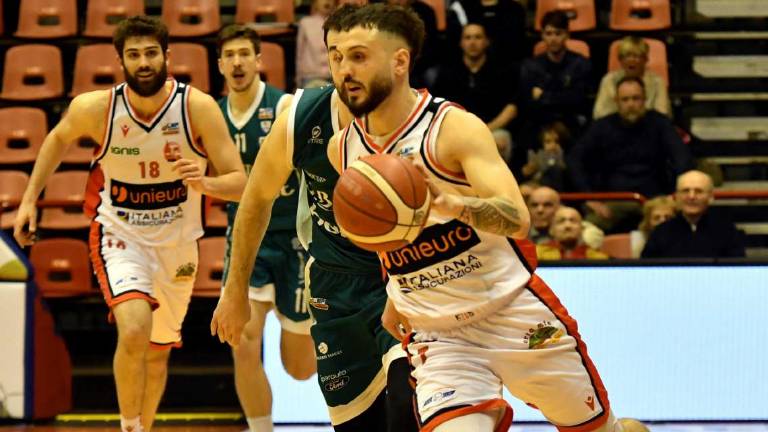 Basket A2: Unieuro-Valentini, conferma vicinissima Basket A2: Unieuro-Valentini, conferma vicinissima