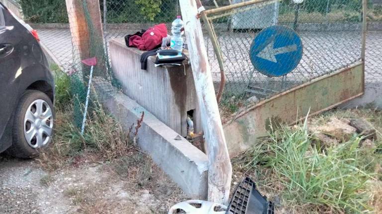 Forlì. Altra auto dentro il cortile, paura in via del Canale Forlì. Altra auto dentro il cortile, paura in via del Canale