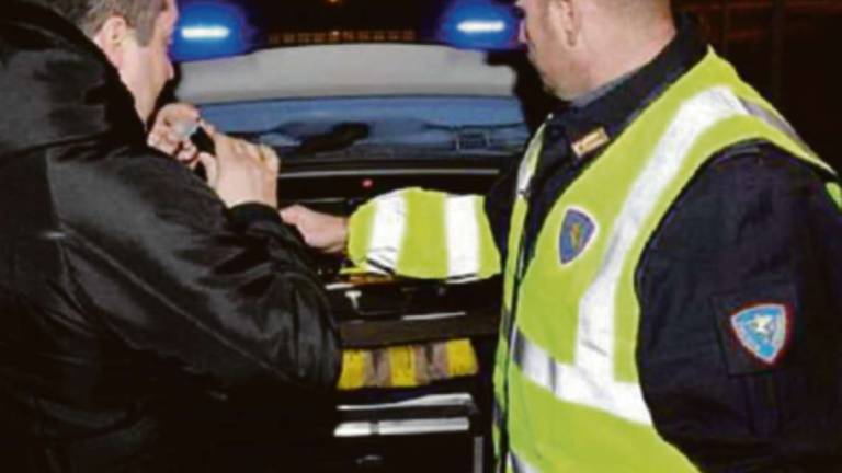 Faenza, difende l'amico sbronzo alla guida e si fa arrestare Faenza, difende l'amico sbronzo alla guida e si fa arrestare