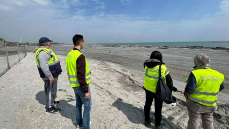 Cesenatico, la sabbia del fondale arrivata in spiaggia Cesenatico, la sabbia del fondale arrivata in spiaggia