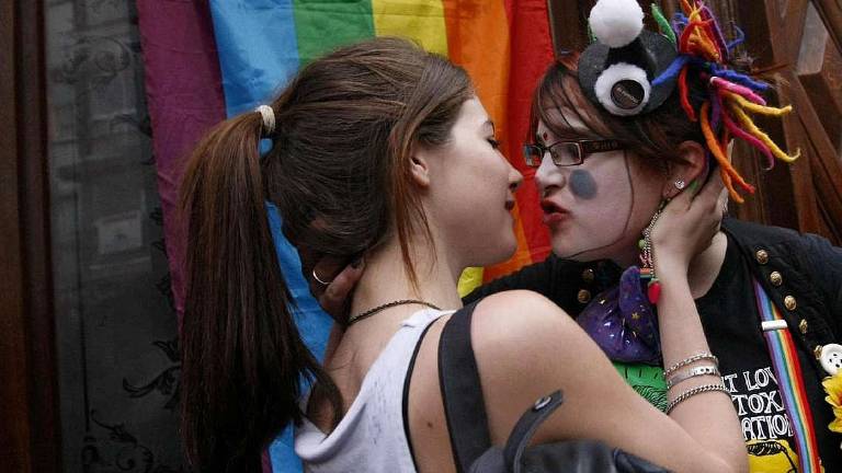 Ravenna: insulti omofobi a ragazze sul bus, autista chiede scusa Ravenna: insulti omofobi a ragazze sul bus, autista chiede scusa