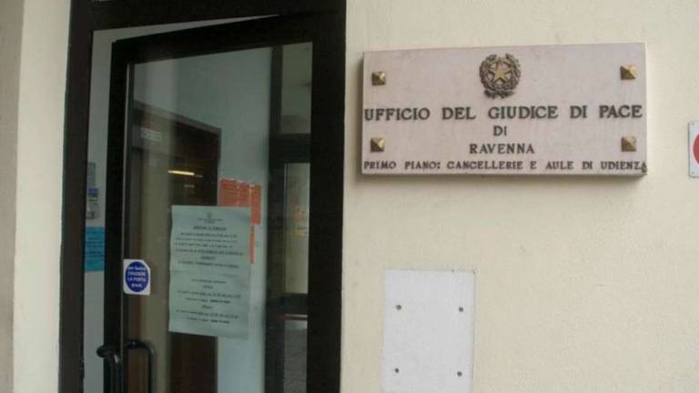 Ravenna, fa la spesa in orario d'ufficio: cancelliere a processo Ravenna, fa la spesa in orario d'ufficio: cancelliere a processo