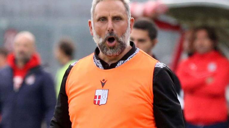 Calcio C, Rimini: Gaburro in sala stampa regala una palla di Natale con la sua firma ai giornalisti Calcio C, Rimini: Gaburro in sala stampa regala una palla di Natale con la sua firma ai giornalisti