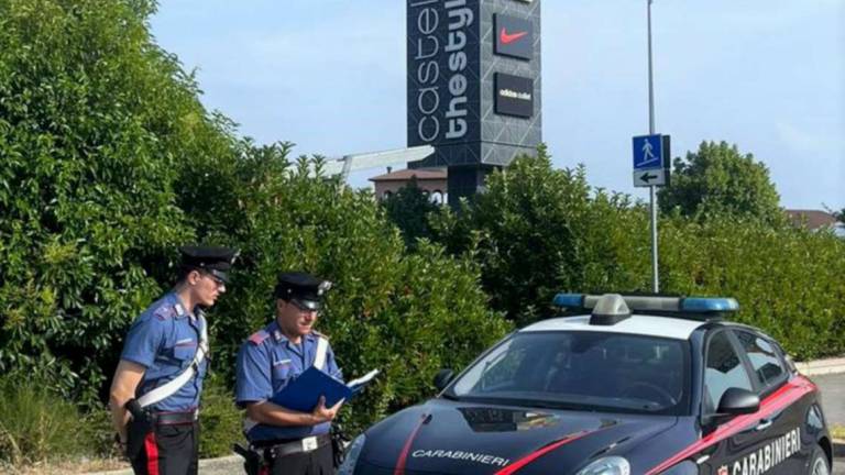 Imola, vanno all'outlet e lasciano il figlio di un anno in auto Imola, vanno all'outlet e lasciano il figlio di un anno in auto