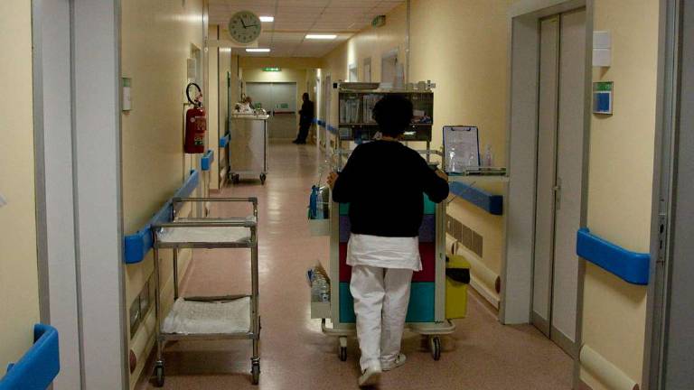 Visite negli ospedali, ecco chi può entrare Visite negli ospedali, ecco chi può entrare