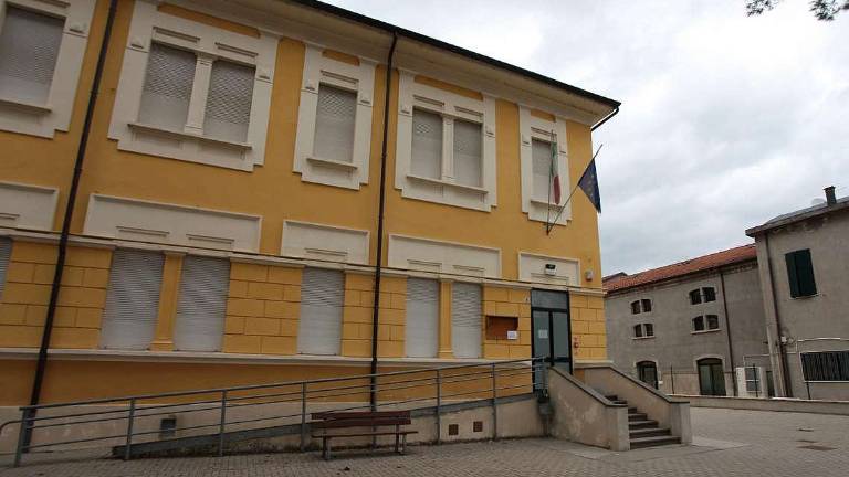 Pezzo di vetro nella pasta della mensa in una scuola di Cesena Pezzo di vetro nella pasta della mensa in una scuola di Cesena