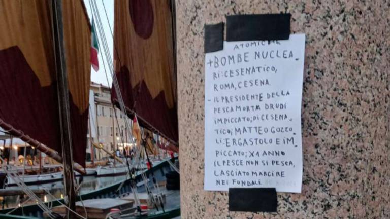 Cesenatico: minacce al sindaco appese in piazza Pisacane Cesenatico: minacce al sindaco appese in piazza Pisacane