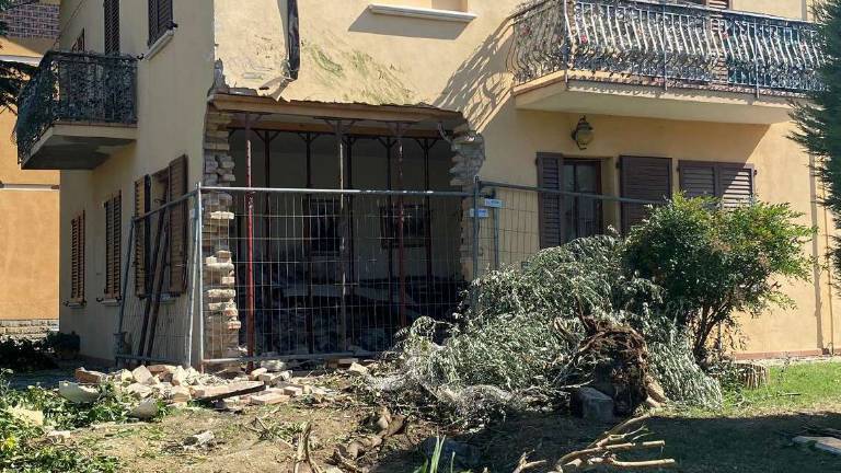 Cesena, camion contro la casa: l'autista guidava ubriaco Cesena, camion contro la casa: l'autista guidava ubriaco