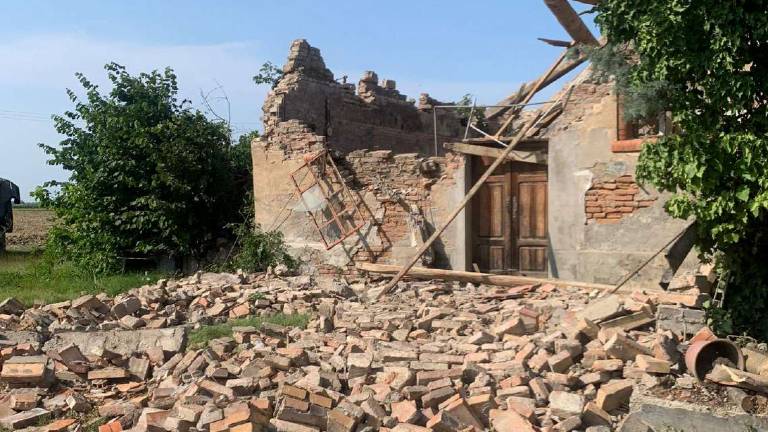 Lugo, siamo andati al mare, poi la casa è crollata Lugo, siamo andati al mare, poi la casa è crollata