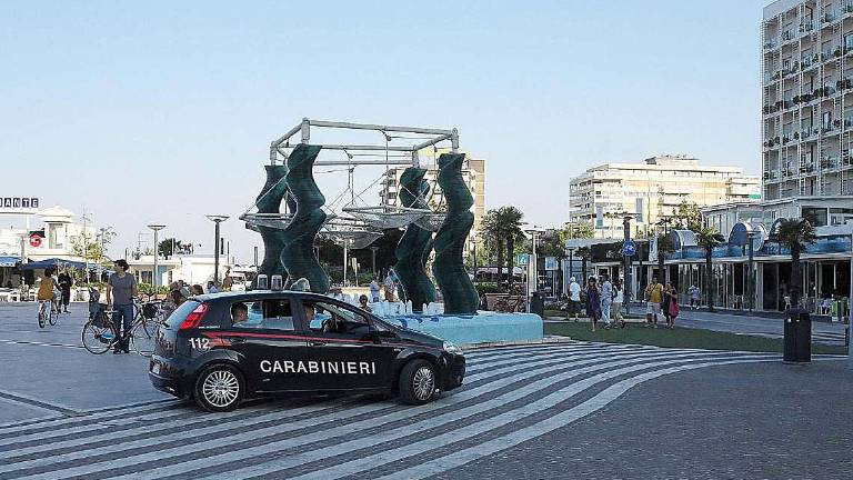 Minore armato di coltello rapina un turista a Riccione Minore armato di coltello rapina un turista a Riccione