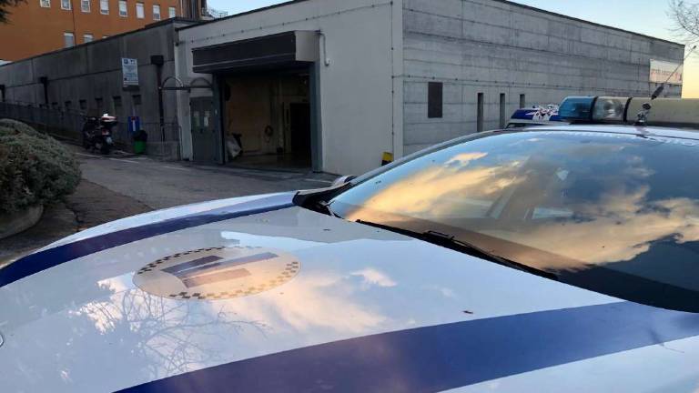 Cesena: ubriaca si rovescia con l'auto e poi scappa dall'ospedale Cesena: ubriaca si rovescia con l'auto e poi scappa dall'ospedale