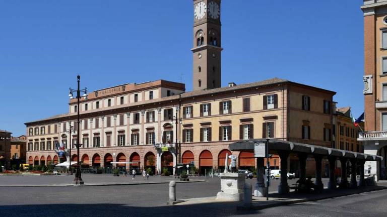 Forlì. Via la pensilina, al suo posto arriverà un palco fisso per l'estate 2023 Forlì. Via la pensilina, al suo posto arriverà un palco fisso per l'estate 2023