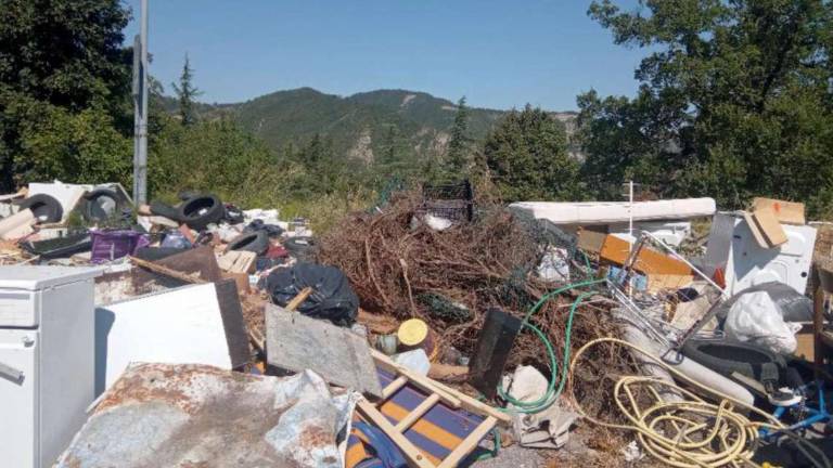 Alfero, discarica abusiva da mesi in zona industriale Alfero, discarica abusiva da mesi in zona industriale