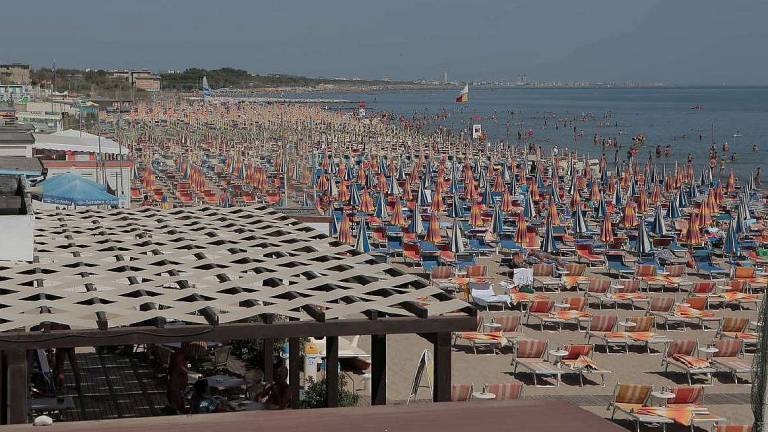 Cesenatico, guerra degli ombrelloni tra albergatori e bagnini Cesenatico, guerra degli ombrelloni tra albergatori e bagnini