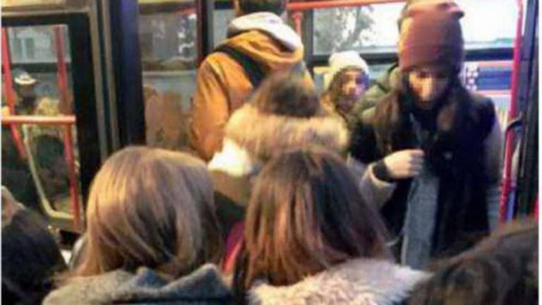 Palpeggiamenti sul bus a Ravenna: Ti do mille euro per fare sesso Palpeggiamenti sul bus a Ravenna: Ti do mille euro per fare sesso