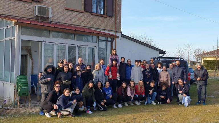 Forlì, casa per i profughi ripulita dai volontari: Se c'è bisogno di noi, siamo pronti Forlì, casa per i profughi ripulita dai volontari: Se c'è bisogno di noi, siamo pronti