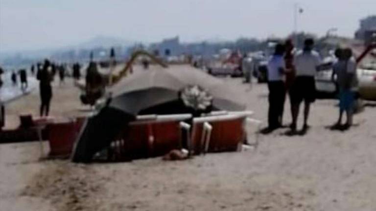 Rimini, domenica nera con due morti in spiaggia Rimini, domenica nera con due morti in spiaggia