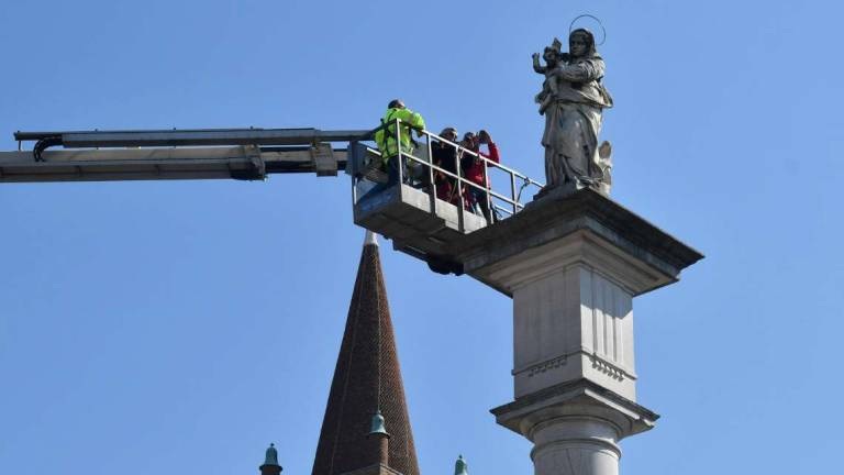 Forlì. Lavori per ripulire la Madonna del Fuoco Forlì. Lavori per ripulire la Madonna del Fuoco