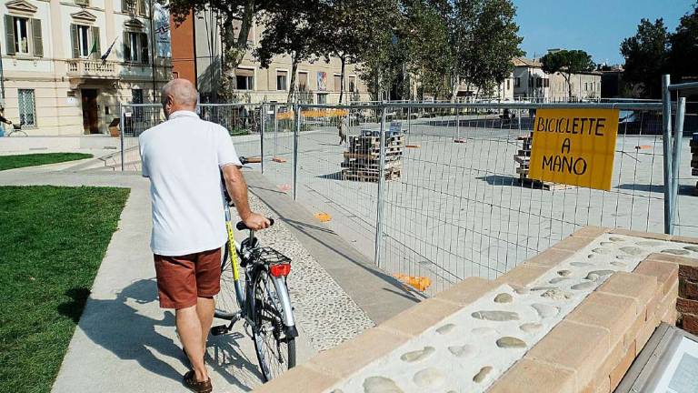 Rimini. Piazza Malatesta, recintata l'area dopo la caduta Rimini. Piazza Malatesta, recintata l'area dopo la caduta
