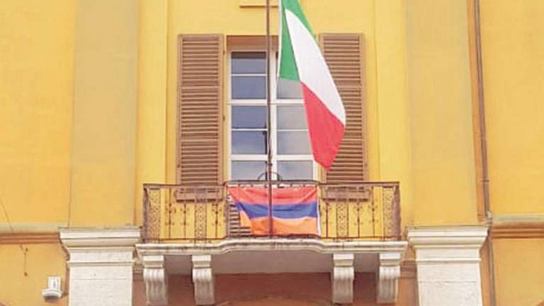 Cesena, bandiera dell'Armenia in municipio contro il genocidio Cesena, bandiera dell'Armenia in municipio contro il genocidio